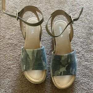 Camo wedge sandals